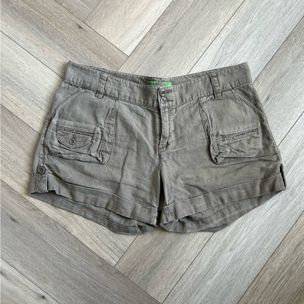 Old Navy women’s cargo khaki shorts. Size 14.